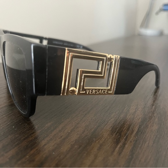 VERSACE Greca sunglasses - Picture 3 of 3